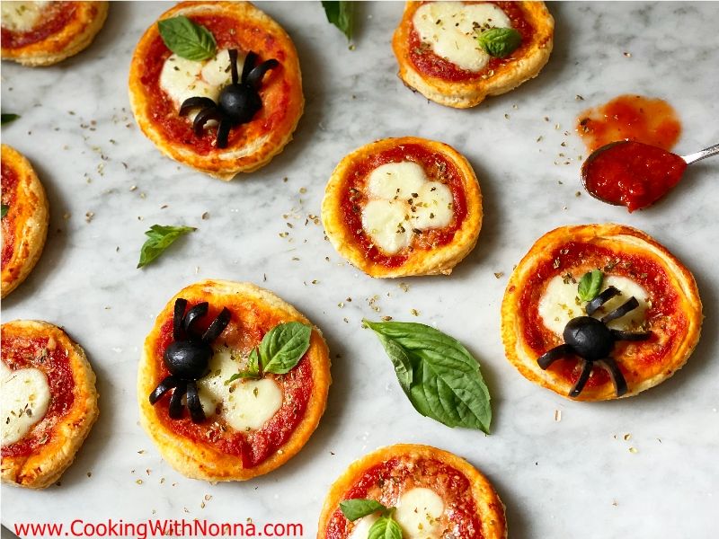 Mini puff pastry pizzas - Italian recipes by GialloZafferano