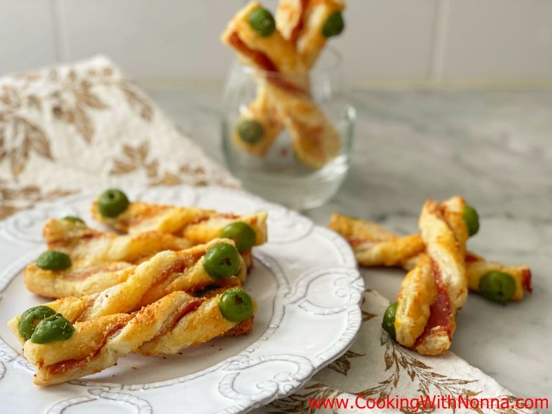 Olive & Prosciutto Puff Pastry Twists 